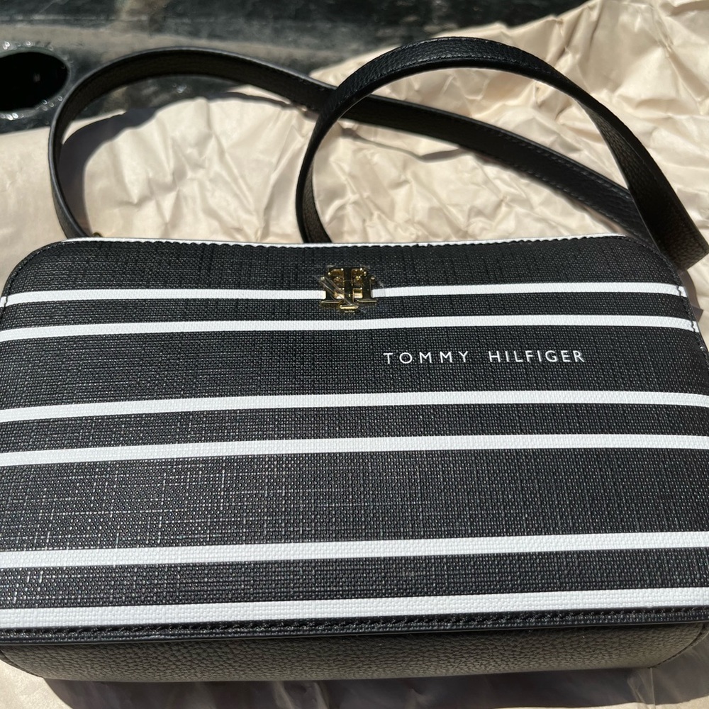 NWT Tommy Hilfiger crossbody